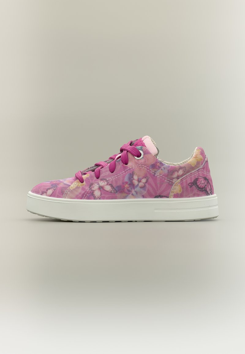 Baskets basses roses avec motifs de papillons, lacets roses, et semelle en caoutchouc blanche, vues de côté sur un fond neutre.