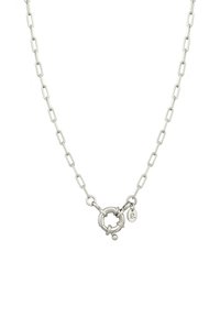 Kædnecklace lavet af sølvfarvet metal, med forlængede led, en rund lås og en lille charm med en indgraveret bogstav.
