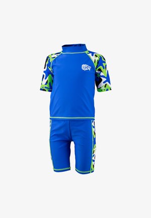 T-shirt de bain bleu à manches courtes avec des accents de camouflage vert et bleu ; shorts bleus assortis avec des accents latéraux en vert et blanc.