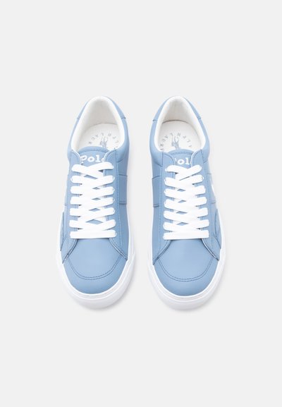 Ζευγάρι ανοιχτό μπλε αθλητικά παπούτσια με λευκά κορδόνια και σόλες, με εμφανές λογότυπο στη γλώσσα και την εσωτερική σόλα, απεικονισμένα από πάνω σε λευκό φόντο.