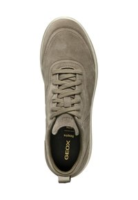 Sneaker en daim beige avec un bout arrondi, des lacets plats, un col rembourré et une semelle extérieure en caoutchouc texturé portant un logo sur la semelle intérieure.