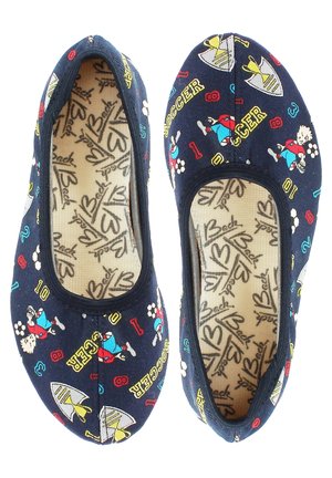 Chaussures enfants bleu marine à enfiler avec imprimés colorés sur le thème du football, incluant des joueurs, des ballons, des chiffres et des icônes de trophée.