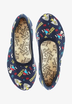 Chaussures enfants bleu marine à enfiler avec imprimés colorés sur le thème du football, incluant des joueurs, des ballons, des chiffres et des icônes de trophée.