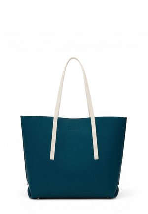 Bolso tote de color verde petróleo oscuro con largas asas blancas para el hombro, forma estructurada y un discreto logotipo en relieve en la parte frontal, mostrado sobre un fondo blanco.