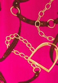 Ljust rosa tyg med ett invecklat mönster av guldkedjor och bruna läderremmar, inklusive en hjärtformad guldkedjelänk.
