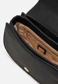 Guess GIZELE MINI SADDLE CROSSBODY - Torba preko tijela - black