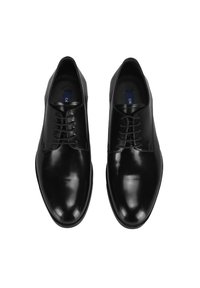 Chaussures habillées noires en cuir avec une finition lisse, à lacets, à bout rond et à semelle basse. Doublure intérieure en gris foncé.