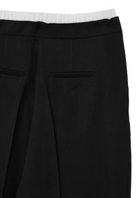 Schwarze maßgeschneiderte Hose mit gefaltetem Vorderteil, eleganten Taschen und einem kontrastierenden weißen elastischen Bund. Glatte Textur, klassisches Design.