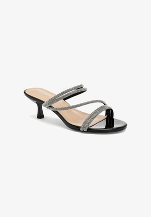 Sandalia de tacón de charol negro con tres finas tiras de piedras plateadas que cruzan sobre el pie y diseño de puntera abierta.
