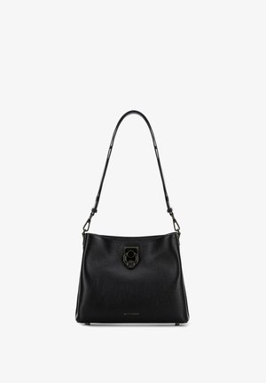 Bolso de mano de cuero negro con una superficie texturizada, correa ajustable y un detalle decorativo de metal en la parte delantera con la marca en la parte inferior.