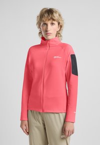 Fleecejacke in leuchtendem Pink mit strukturiertem Finish, durchgehendem Reißverschluss und einer Reißverschlusstasche am linken Arm. Logo auf der Brust.
