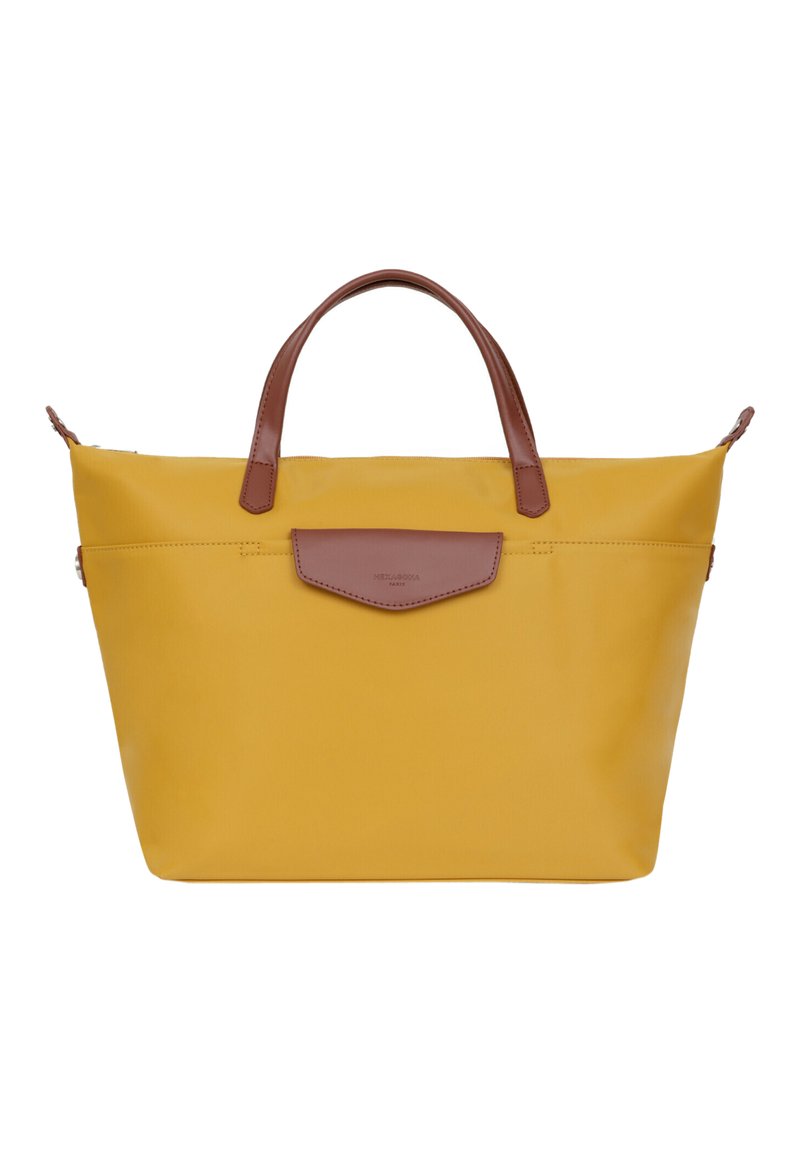 Geel nylon totebag met bruine leren handvatten en een voorflapsluiting, met een slank, gestructureerd ontwerp en minimale details.