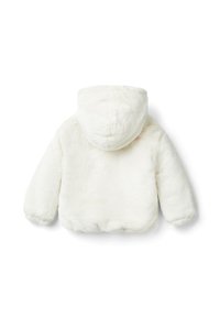 Chaqueta blanca de pelo sintético con capucha, de textura suave, con dobladillo redondeado y mangas abullonadas. Sin cierres visibles en la parte trasera.