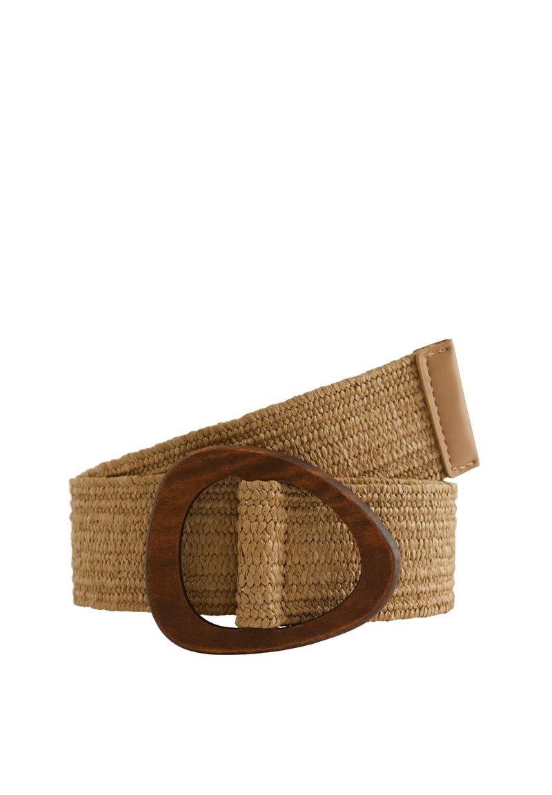 Záplataný hnedý textilný opasok s oválnou drevenou prackou, ktorý má hladký kožený koniec. Tkaná štruktúra pridáva hĺbku dizajnu.
