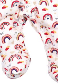 Witte babybodysuit met een regenboog- en hartpatroon in rood, geel en blauw. Voorzien van drukknoopjes en zachte stof.