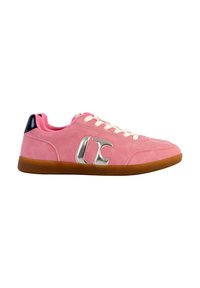 Sneaker in suede rosa con dettagli in pelle, presenta un logo argentato, lacci bianchi e una suola in gomma marrone. Design con punta arrotondata.