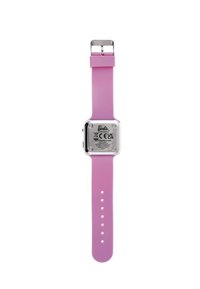 Orologio digitale con quadrante quadrato argento, cinturino in silicone viola, multiple fori di regolazione e una fibbia in metallo. Il testo sul retro include i dettagli del marchio.