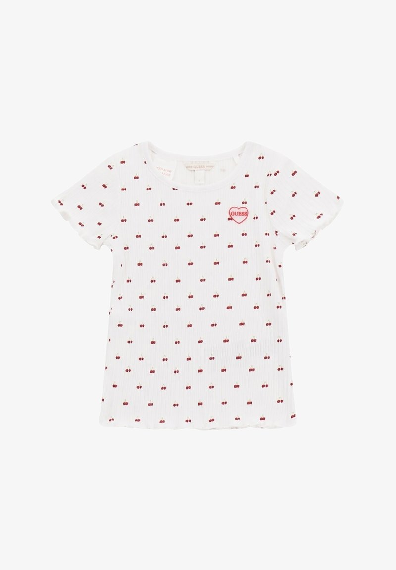 T-shirt bianco a maniche corte con motivo a ciliegie e un piccolo logo rosso a forma di cuore "GUESS" sul petto. Tessuto morbido.
