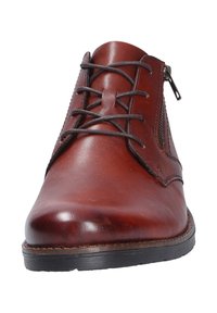 Bottine en cuir marron avec lacets, fermeture éclair sur le côté, bout arrondi et semelle noire, présentée de face sur un fond blanc.