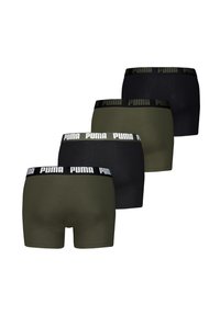 Fire par med herreboxershorts i svart, oliven grønn og mørkegrå. Alle har en svart livrem med hvit "PUMA"-merking.