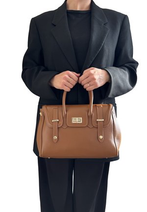 Borsa a mano in pelle marrone con forma strutturata, doppi manici superiori, dettagli in hardware dorato e una finitura testurizzata.