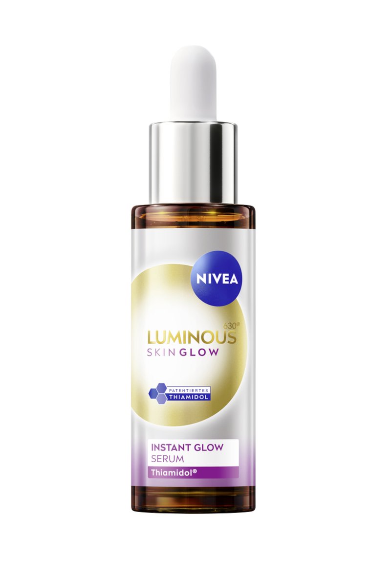 NIVEA Luminous Skin Glow Serum in einer klaren Glasflasche mit einem weißen Tropferdeckel. Verfügt über ein goldenes und lila Etikett mit Thiamidol®-Markenkennzeichnung.