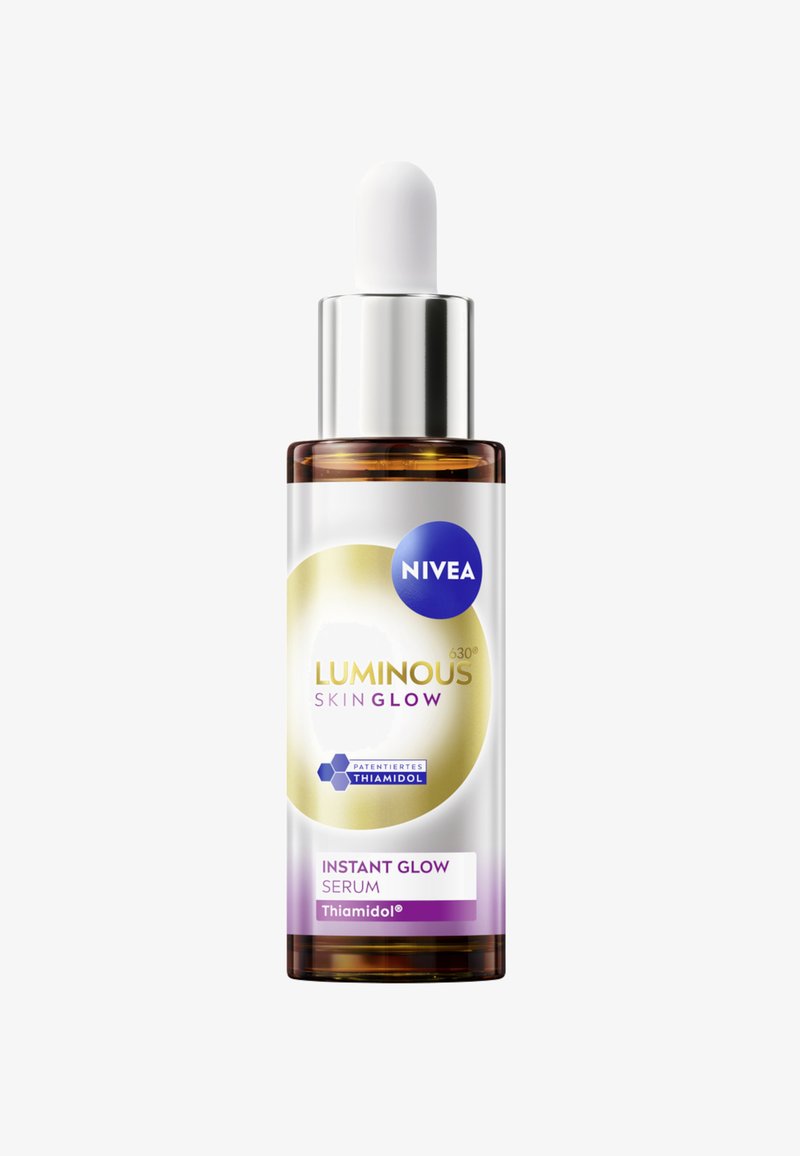 NIVEA Luminous Skin Glow Serum in einer klaren Glasflasche mit einem weißen Tropferdeckel. Verfügt über ein goldenes und lila Etikett mit Thiamidol®-Markenkennzeichnung.