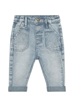 Jasnoniebieskie dziecięce jeansy z mankietami podwiniętymi, przednimi kieszeniami, szlufkami na pasek oraz metalowym zapięciem na guzik.