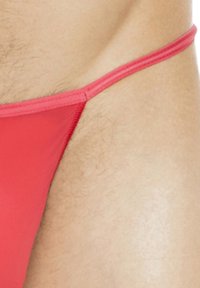 Roter Slip-Badeanzug mit dünnem Träger, aus glattem Stoff gefertigt, präsentiert ein enganliegendes Design, das sich an den Körper anpasst.