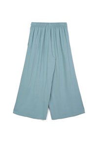 Pantaloni ampi blu chiaro con vita elastica, realizzati in un tessuto morbido. Presentano due tasche laterali e una forma fluida e rilassata.