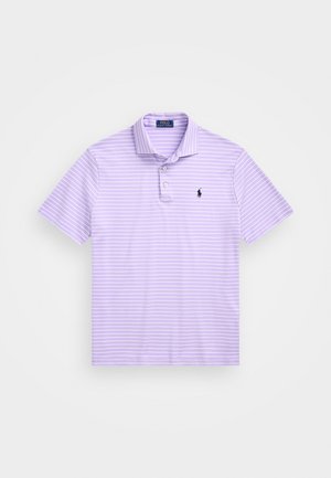 Svetlofialová polokošela s bielymi horizontálnymi pruhmi. Má preložený golier, trojový Button placket a malú čiernu značku na hrudi.