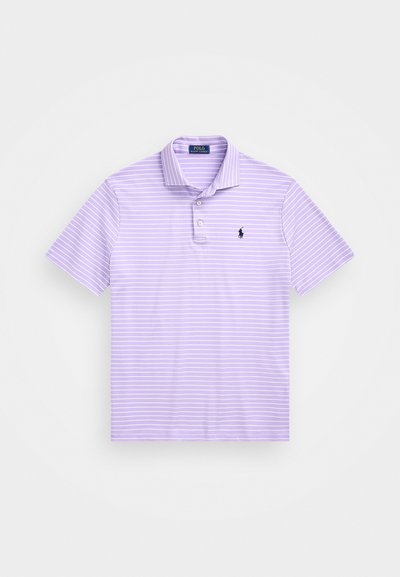 Λαμπερό λιλά πόλο μπλουζάκι με λευκές οριζόντιες ρίγες. Διαθέτει κολάρο που αναδιπλώνεται, τρεις κουμπιά στο μπροστινό μέρος και ένα μικρό μαύρο λογότυπο στο στήθος.