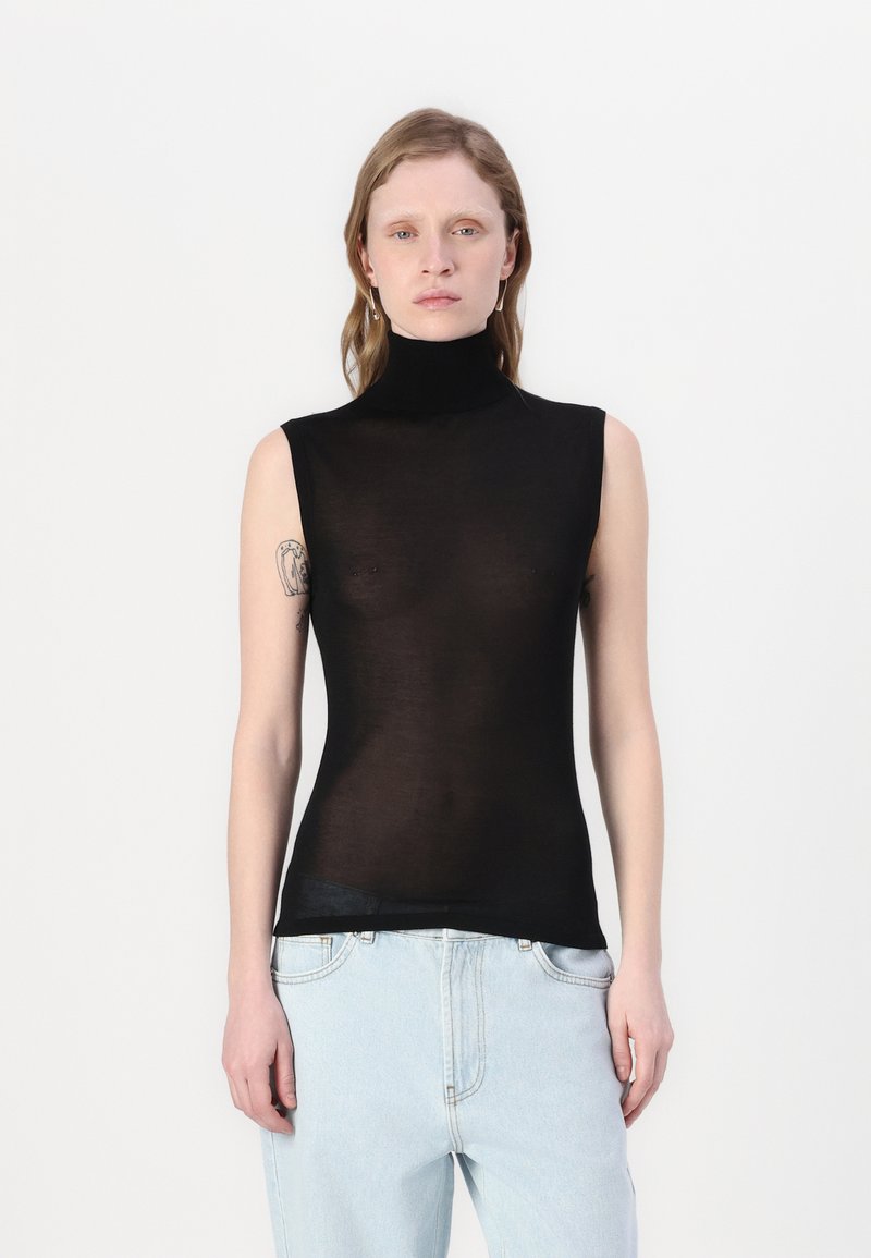 Svart ermeløs høyhalset topp i gjennomsiktig stoff, med en tettsittende design og en jevn tekstur, parret med lyseblå denimjeans.