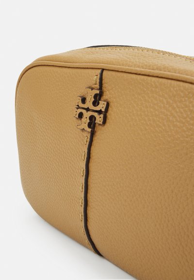 Tory Burch CAMERA BAG - Torba preko tijela - tiramisu