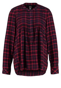 Chemise à carreaux rouge et marine, manches longues, sans col, fermeture à boutons, détail froncé au niveau de la poitrine, texture de tissu douce, ourlet arrondi.