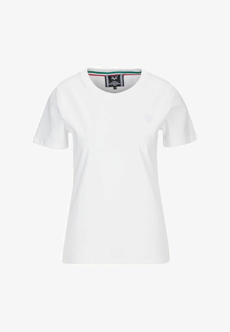 Witte t-shirt met korte mouwen en een ronde hals. Heeft een subtiele logo op de borst en een gekleurde accent binnen het halslabel.