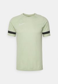 Camisa deportiva de manga corta verde claro con bandas negras en las mangas y el logo de Nike en blanco en el pecho.
