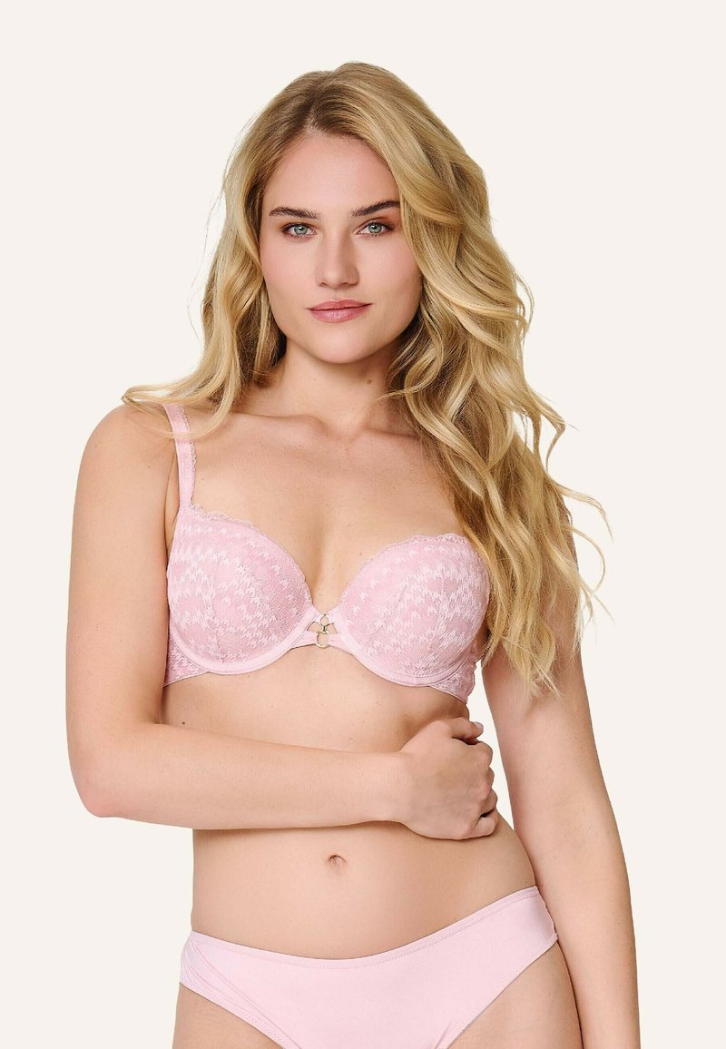 Soutien-gorge en dentelle rembourré rose doux avec des bords festonnés, soutien-gorge à armatures et un petit accent doré à l'avant. Culotte en tissu lisse.