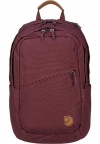 Sac à dos bordeaux avec une texture lisse, comportant plusieurs zippers, une poignée en cuir sur le dessus et un patch logo dans le coin inférieur.