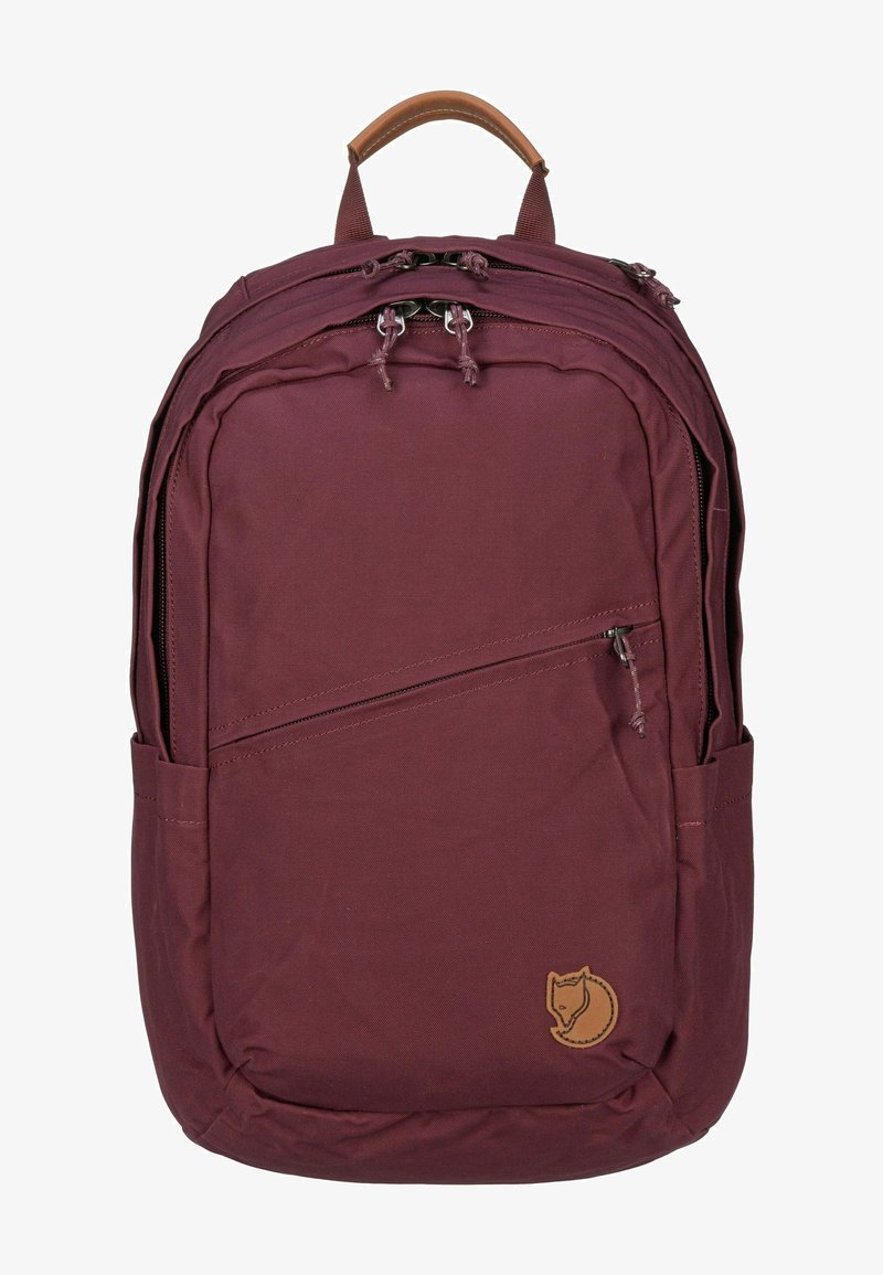 Burgundi seljakott sileda tekstuuriga, mitme tõmbluku, ülemise nahkahandle ja alumise nurga logo plaastriga.