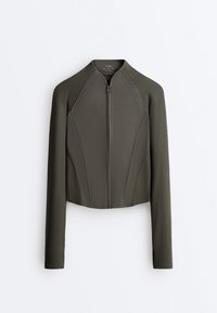 Olivově zelená, dlouhý rukáv, přiléhavá bunda s žebrovanými rukávy a zapínáním na přední zip, položena na bílém pozadí.