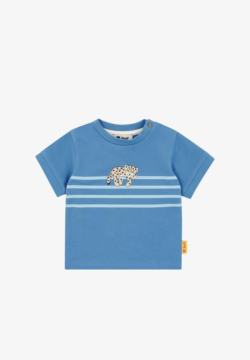 Camiseta de algodón azul con mangas cortas, con un diseño de leopardo y dos franjas horizontales de color azul claro a lo largo del pecho.