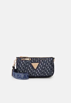 Petit sac à main rectangulaire bleu marine à motif, avec fermeture éclair dorée et plaque logo triangulaire, doté d'une large bandoulière bleue avec texte.