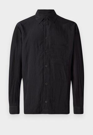 Camicia nera a maniche lunghe in tessuto stropicciato, con chiusura a bottoni, colletto classico e una tasca sul petto.