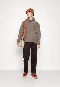 Carhartt WIP HOODED AMERICAN SCRIPT  - Mikina s kapucňou - teide