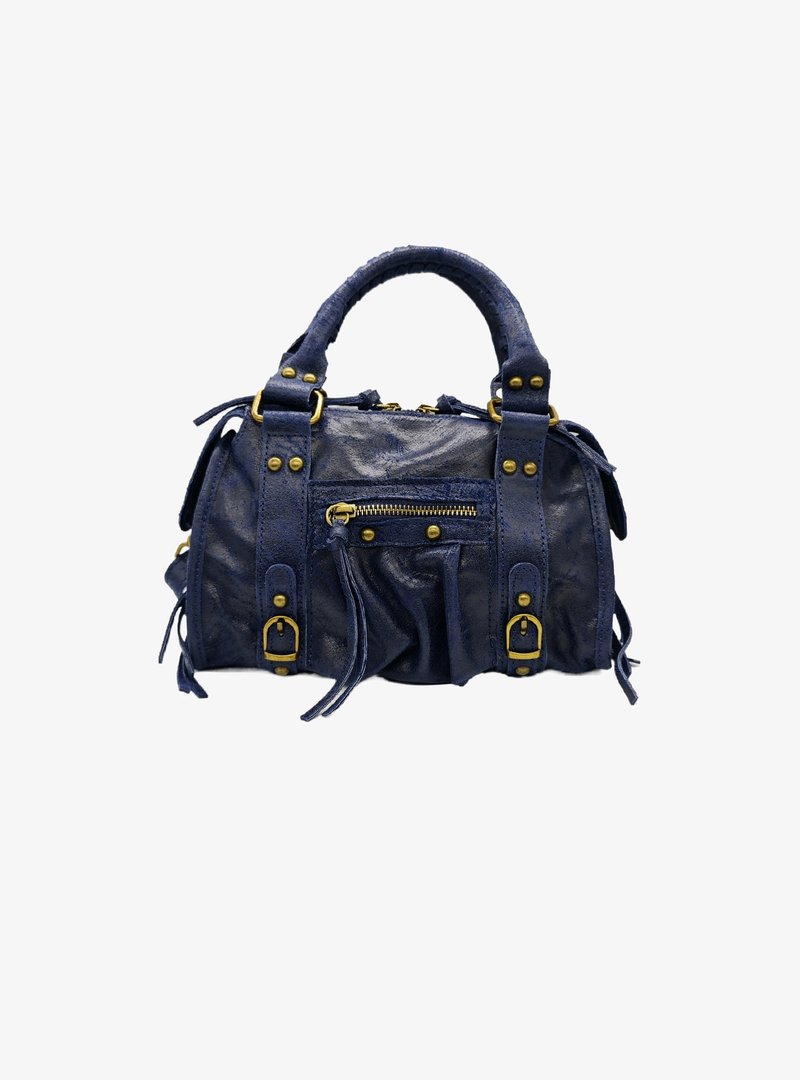 Sac à main en cuir bleu marine de forme arrondie, avec des quincailleries dorées, une poche zippée à l'avant et des détails en franges sur les côtés. Deux poignées robustes.