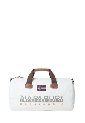 Sac de voyage blanc Napapijri avec poignées marron, patch du drapeau norvégien et "Napapijri geographic" imprimé sur le devant en gris et orange.