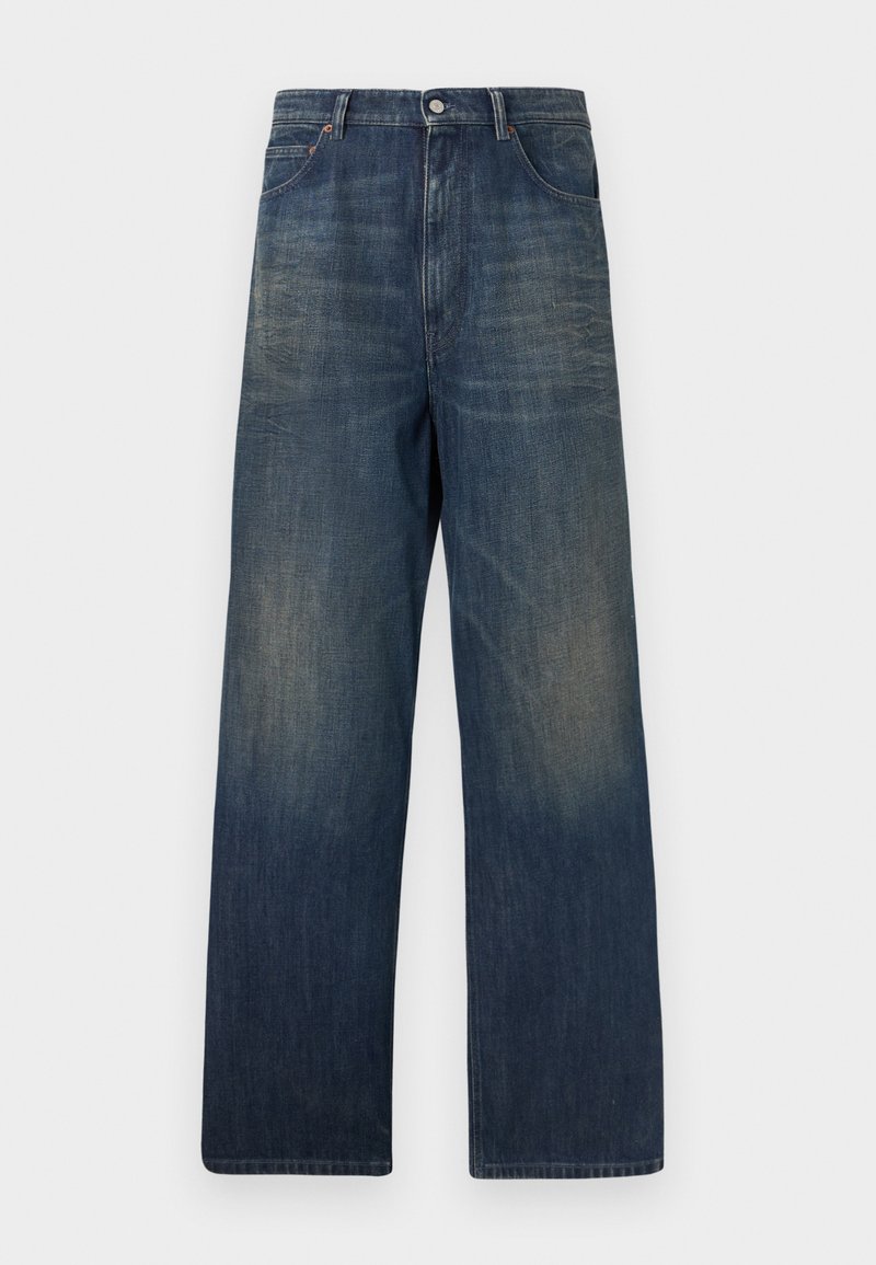 Donkerblauwe jeans met rechte pijpen, met vervaagde plekken op de dijen en voorzakken, knoopsluiting en riemlussen.