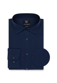 Granatowa, dopasowana koszula z fakturowanej tkaniny, z klasycznym kołnierzykiem, pięcioma guzikami i jednym mankietem z guzikiem.