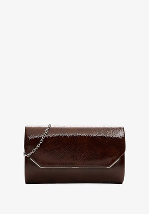 Bruine patenten leren clutch met een glanzende textuur, voorzien van een zilveren kettingriem en een hoekige flapsluiting. De tas is ongeveer 30 cm breed.